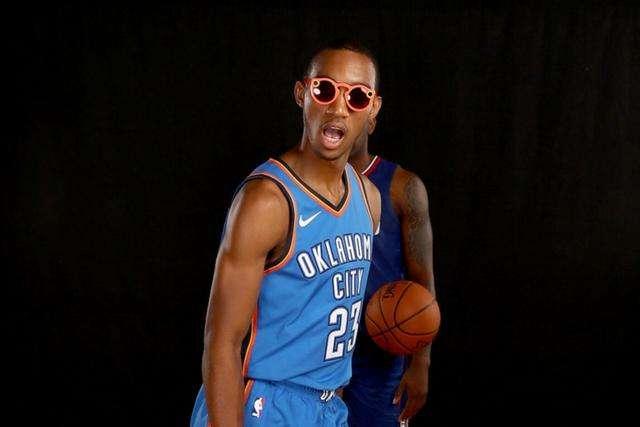 詹姆斯25+7+10拉塞尔27+10 湖人大胜老鹰回第9